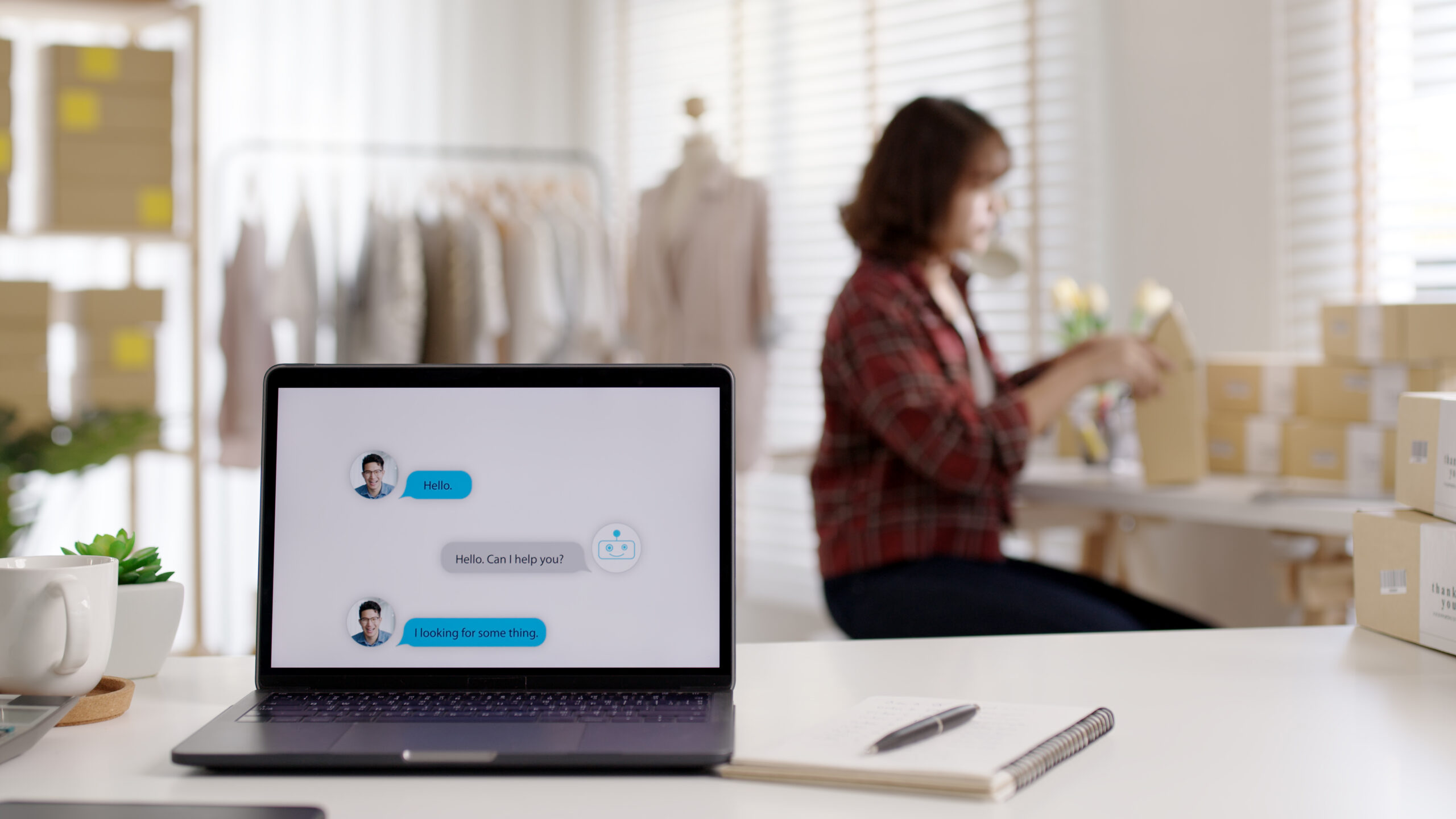 Interacción entre humano y sistema de inteligencia artificial en una plataforma de comunicaciones unificadas.
